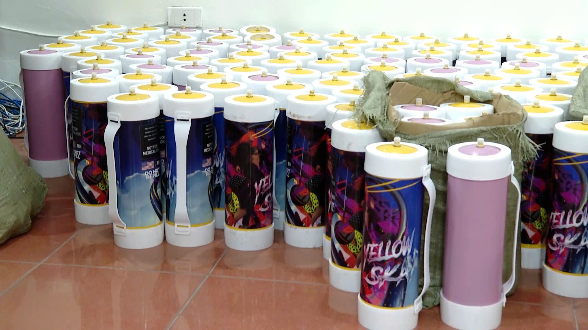 Các bình khí N2O kiểu mới (khí cười) được các lực lượng chức năng thu giữ (Ảnh Công an tỉnh Lạng Sơn)