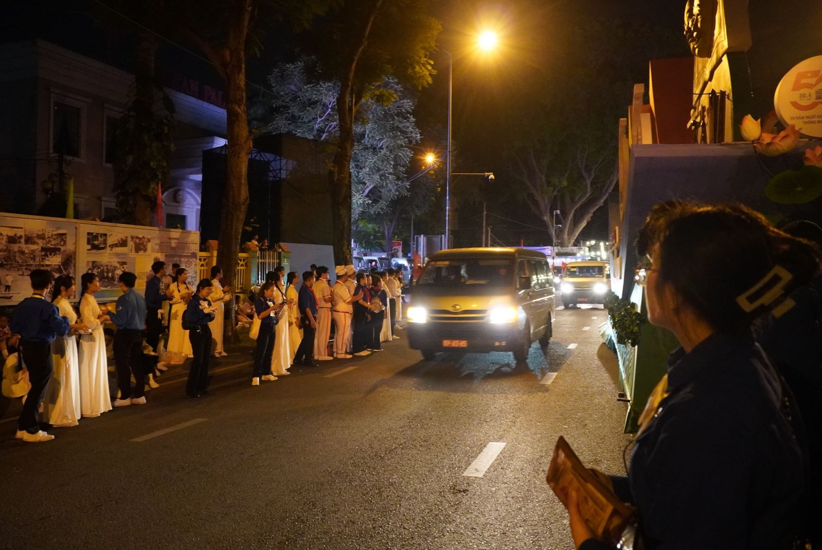 Khoảng 4 giờ, các lực lượng tham gia diễu binh bắt đầu đổ về khu vực trước Thảo Cầm viên Sài Gòn