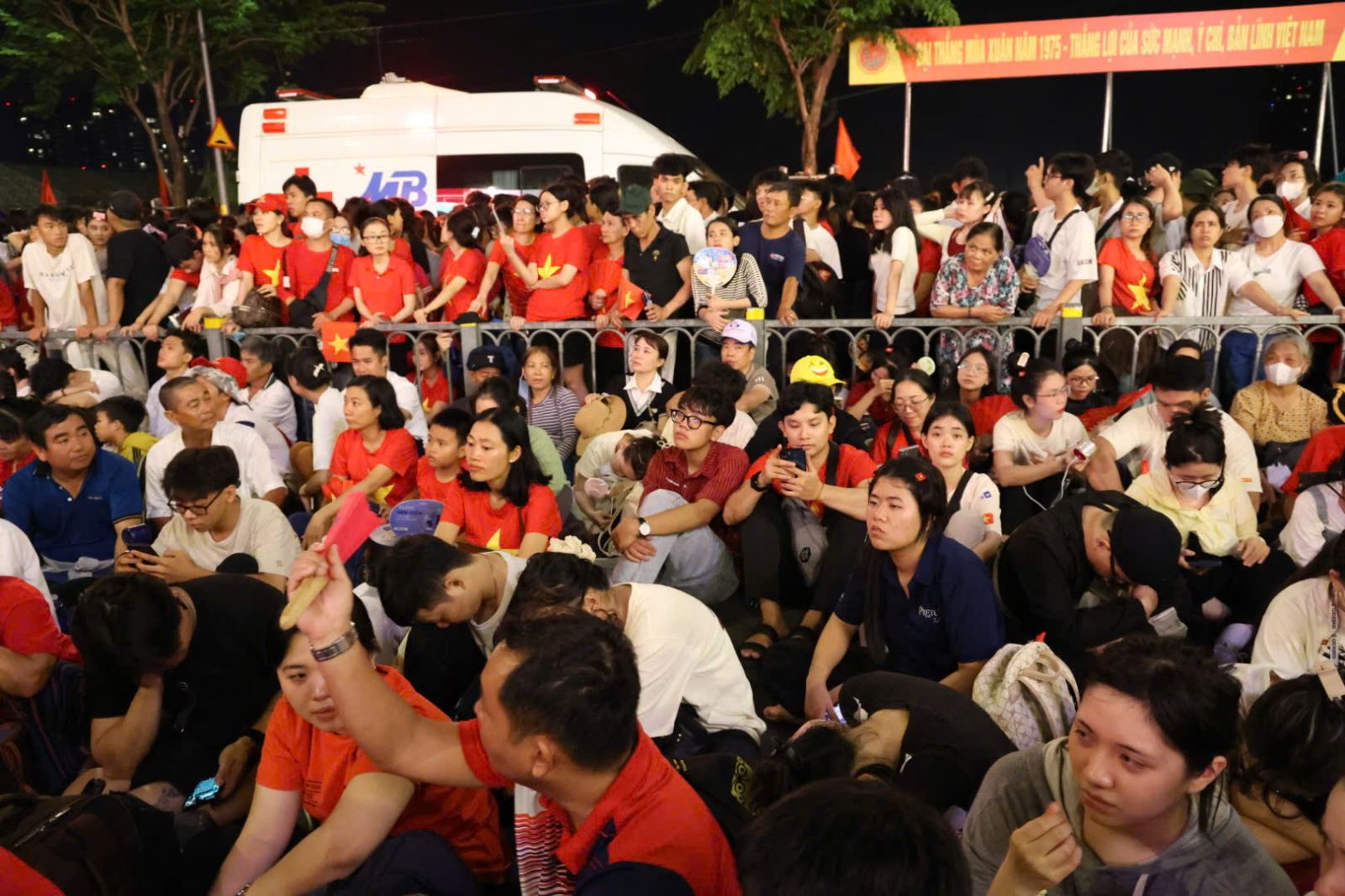 Người dân ngồi chờ tại khu vực đường Nam Kỳ Khởi Nghĩa và Nguyễn Thị Minh Khai