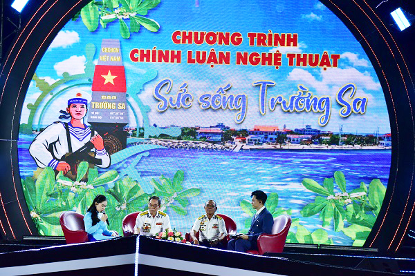 Khách mời giao lưu: Ông Đào Minh Hồng- Nguyên phân đội trưởng Phân đội I, Đội I, Trung đoàn 126 (nay là Lữ 126) Đặc công Hải Quân và ông Lê Văn Tấn- nguyên Đảo trưởng đảo Trường Sa từ 1975- 1987