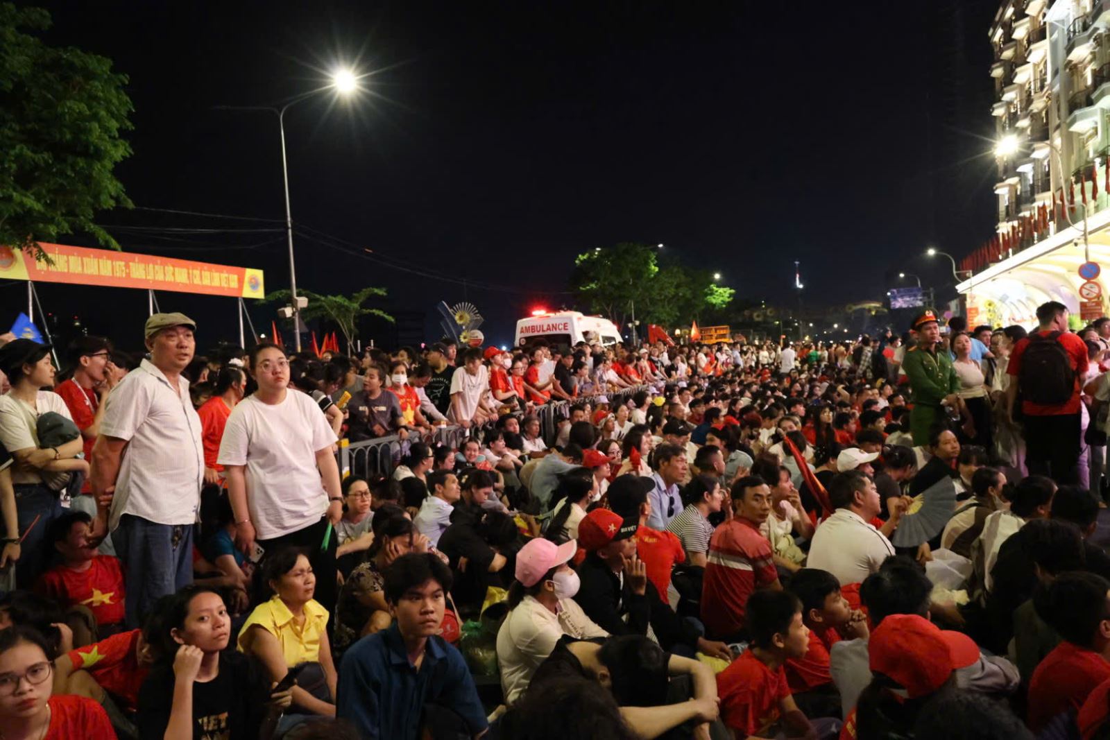 Người dân ngồi chờ tại khu vực Bến Bạch Đằng