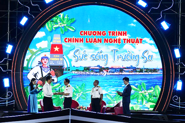 Ông Đào Minh Hồng trao kỷ vật cho Bảo tàng Trường Sa tỉnh Khánh Hòa