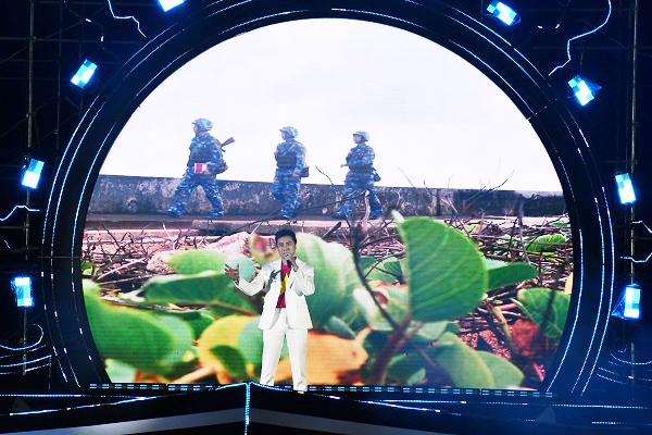 Ca sĩ Dương Quốc Hưng biểu diễn