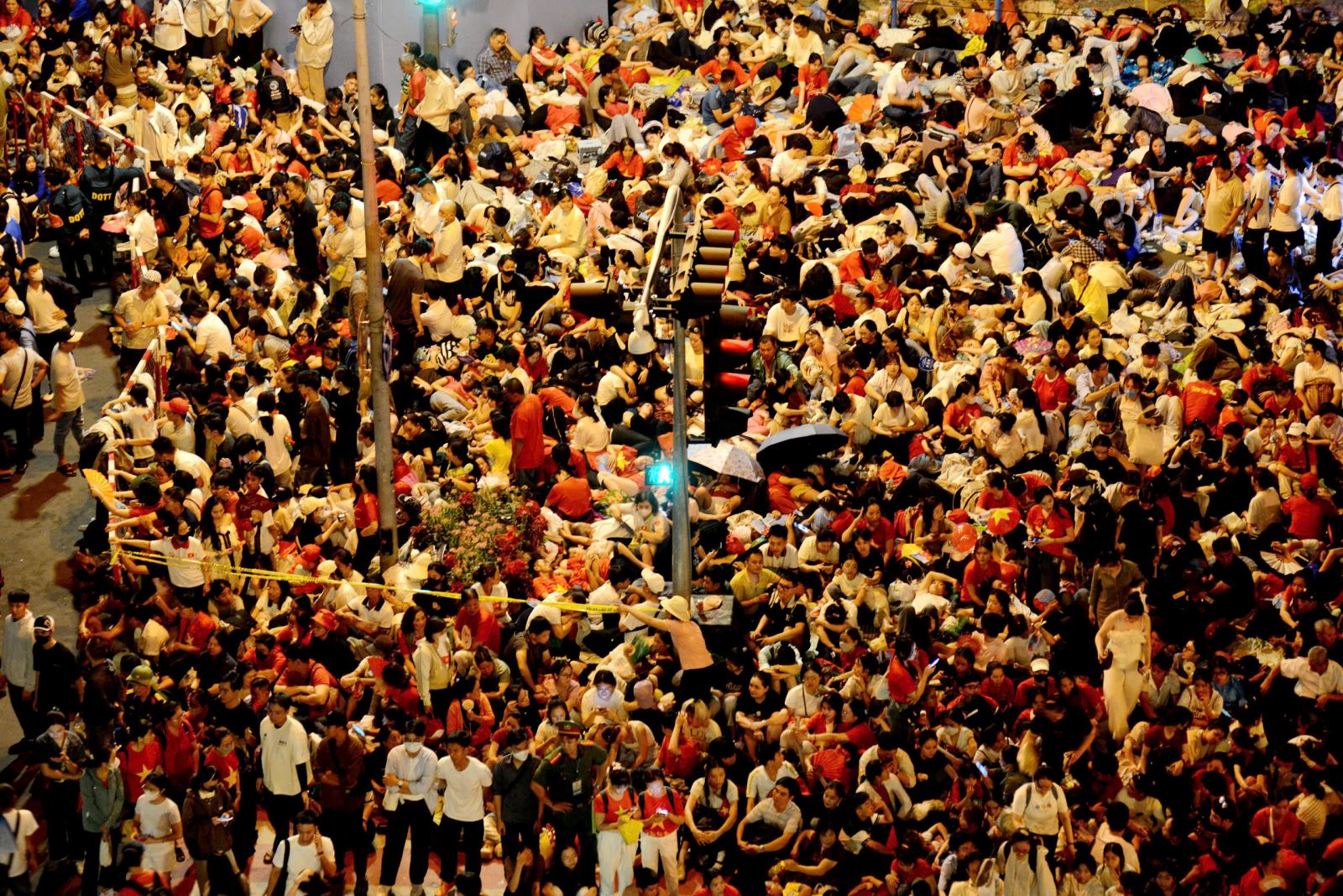 Biển người đổ về đường Lê Lợi