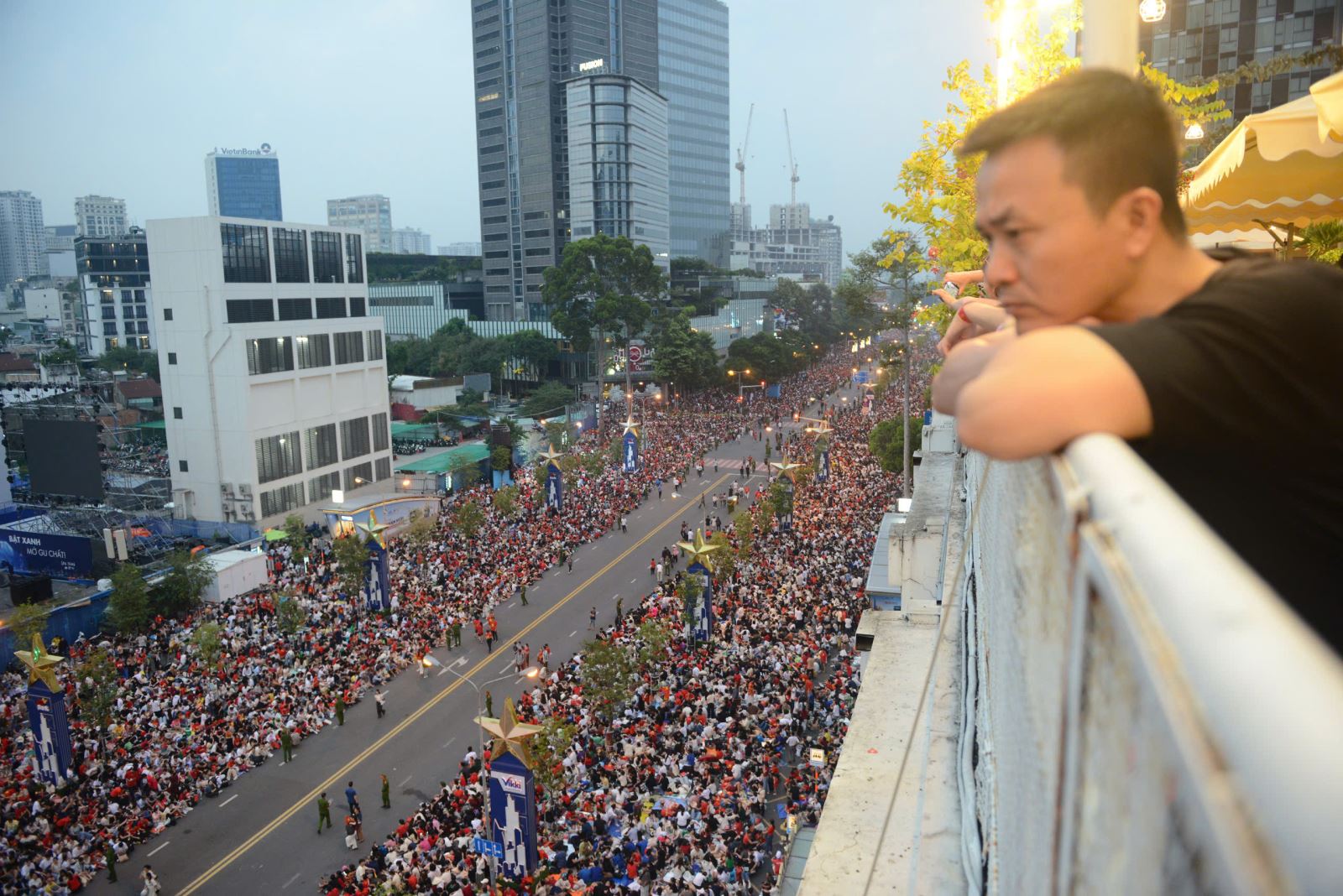 Khoảng 5 giờ 30 phút, lượng người đổ về đường Lê Lợi mỗi lúc một đông