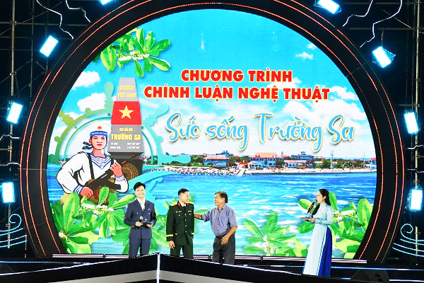 Ông Trần Đi, ngư dân Bình Định, bị tai nạn được Tiến sĩ Bác sĩ Nông Hữu Thọ cứu sống tại Trường Sa. Nay ông tình cờ được chương trình cho gặp lại Tiến sĩ Bác sĩ Nông Hưu Thọ trong chương trình giao lưu.