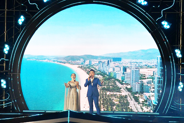 Ca sĩ Lý Thu Thảo, Đặng Hiếu biểu diễn