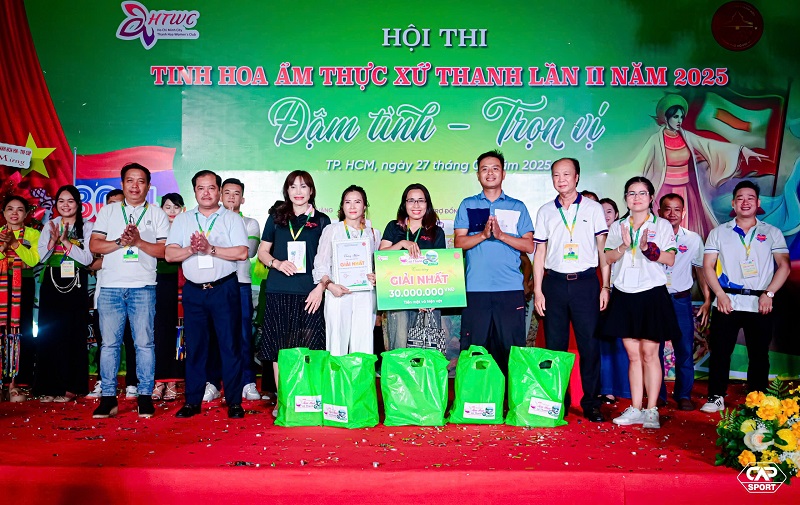 Ban tổ chức trao giải nhất Hội thi “Tinh hoa Ẩm thực xứ Thanh” lần thứ II cho đội TP Thanh Hóa.