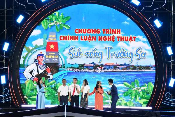 Em Nguyễn Ngọc Trường Xuân, được sinh mổ cấp cứu tại Trường Sa năm 2011.. Nay cả gia đình em được gặp lại Thạc sĩ Bác sĩ Hồ Xuân Lăng (Bện viên Đa khoa tỉnh Khánh Hòa) - người đã mổ cứu sống 2 mẹ con Nguyễn Ngọc Trường Xuân tại Trường Sa