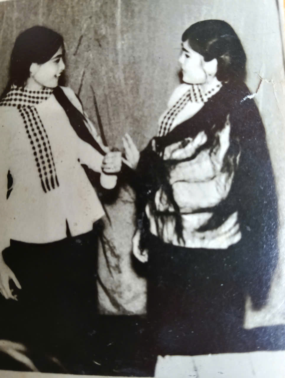 “Tiếng hát trên đường quê hương” do Mỹ Hạnh và Diễm Thúy song ca (Ảnh tư liệu chụp trước năm 1975) “Tiếng hát trên đường quê hương” do Mỹ Hạnh và Diễm Thúy song ca (Ảnh tư liệu chụp trước năm 1975)