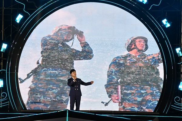 Ca sĩ Nam Cường biểu diễn