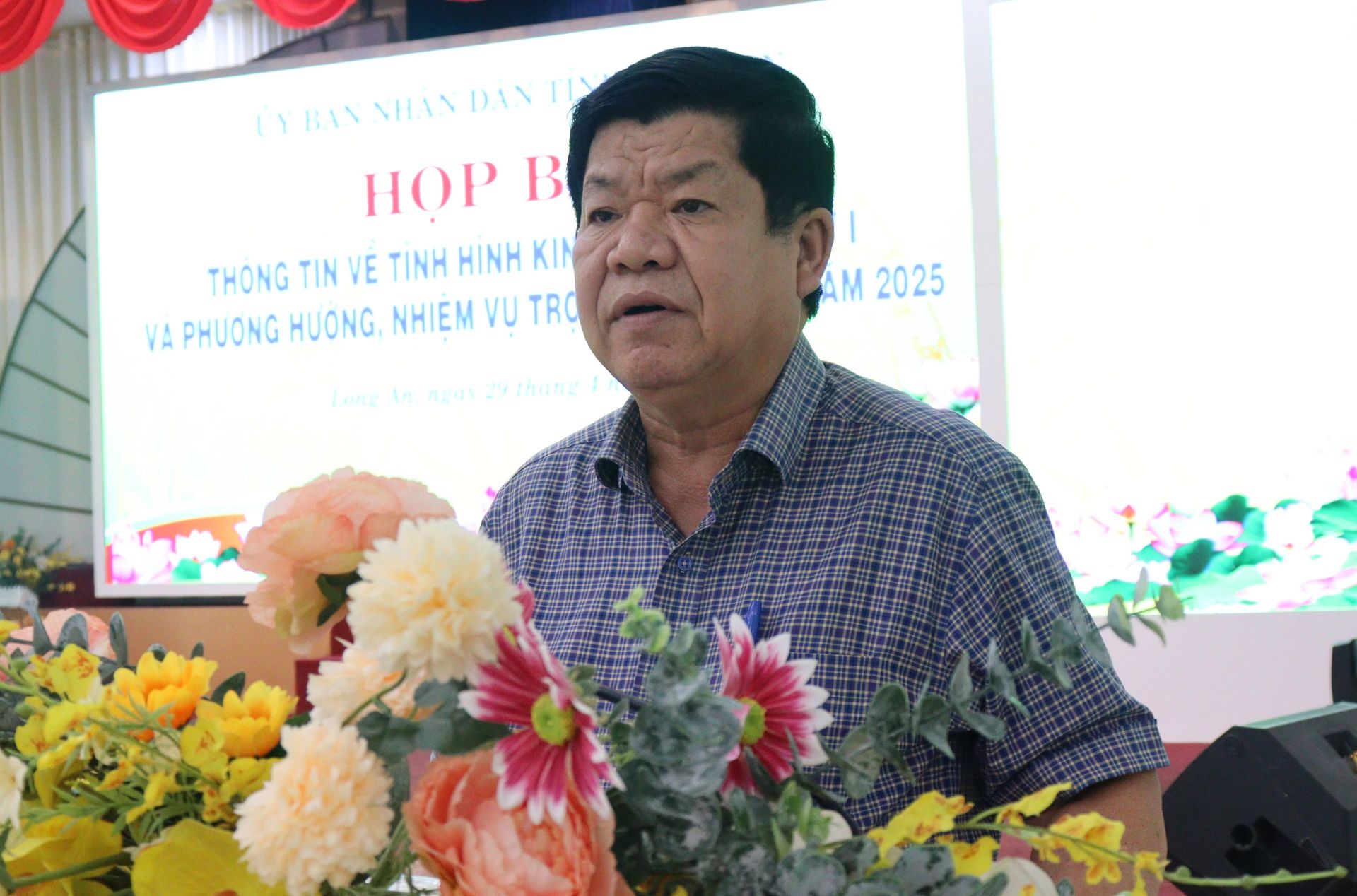 Ông Trần Văn Tươi - Phó Giám đốc Sở Tài chính thông tin báo cáo tóm tắt tình hình phát triển kinh tế - xã hội quý I và phương hướng, nhiệm vụ trọng tâm quý II năm 2025