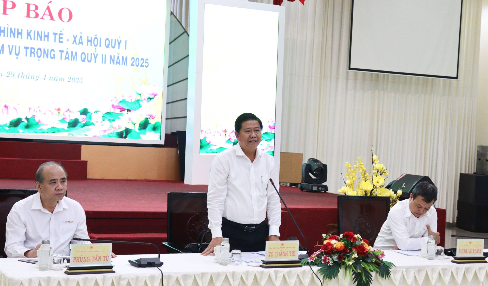 Ông Võ Thành Trí - Chánh Văn phòng UBND, Người phát ngôn UBND tỉnh chủ trì họp báo