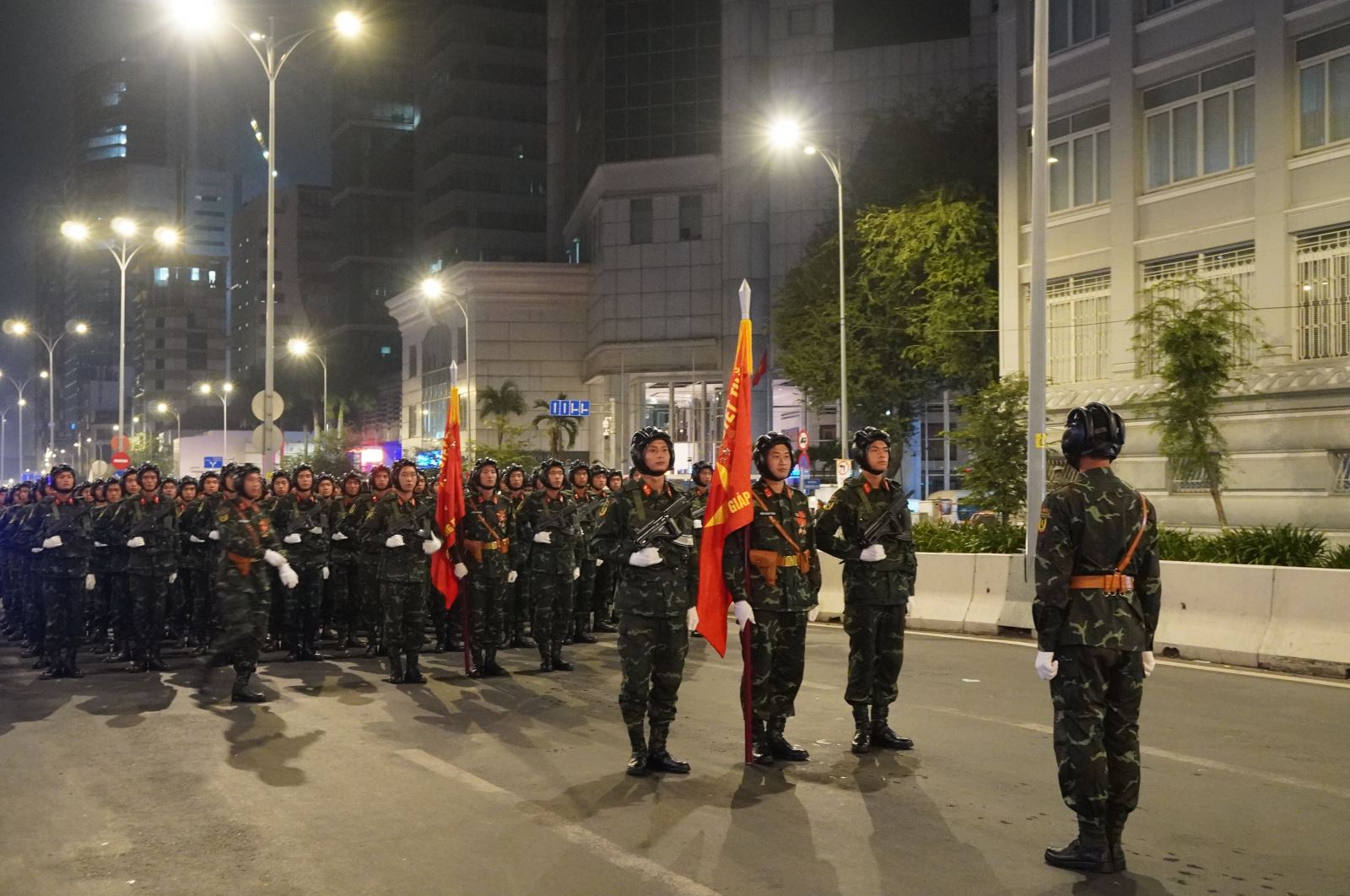 Khối tăng thiết giáp sắp xếp lại đội hình tại đường Tôn Đức Thắng giao với Lê Duẩn