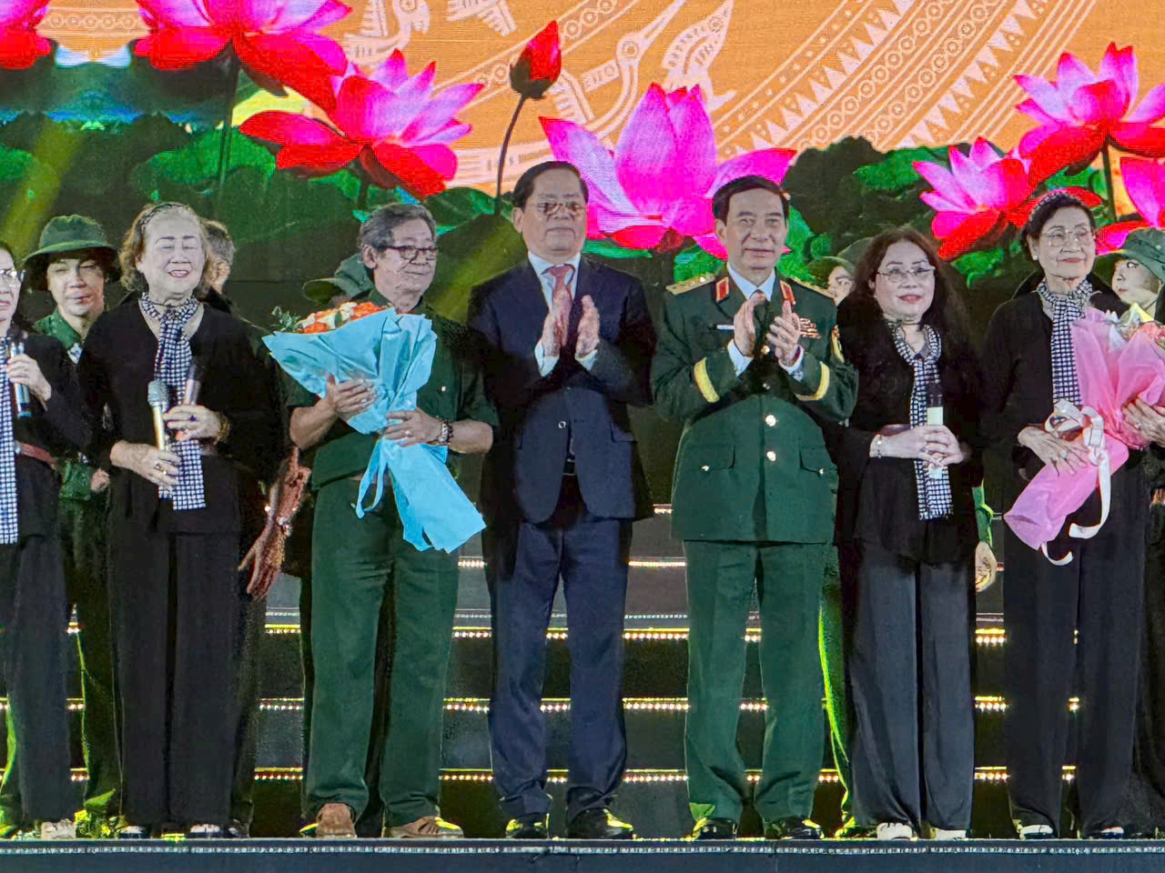 Đại tướng Phan Văn Giang và Bí thư Tỉnh ủy Phạm Viết Thanh tại buổi lễ gặp mặt những người tham gia kháng chiến tỉnh Bà Rịa Vũng Tàu Đại tướng Phan Văn Giang và Bí thư Tỉnh ủy Phạm Viết Thanh tại buổi lễ gặp mặt những người tham gia kháng chiến tỉnh Bà Rịa Vũng Tàu