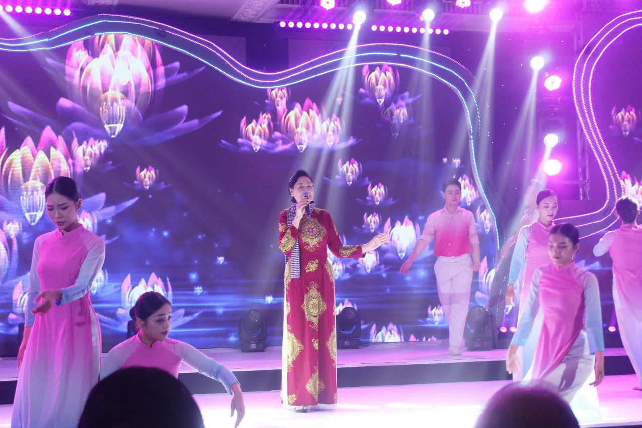 Bà Phạm Thị Mỹ Hạnh biểu diễn tại buổi lễ gặp mặt những người tham gia kháng chiến tỉnh Bà Rịa Vũng Tàu Bà Phạm Thị Mỹ Hạnh biểu diễn tại buổi lễ gặp mặt những người tham gia kháng chiến tỉnh Bà Rịa Vũng Tàu