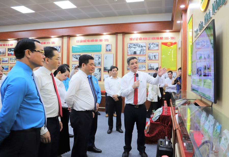 Tổng Giám đốc Supe Lâm Thao Phạm Thanh Tùng giới thiệu về sự phát triển toàn diện của Công ty trong 5 năm qua Tổng Giám đốc Supe Lâm Thao Phạm Thanh Tùng giới thiệu về sự phát triển toàn diện của Công ty trong 5 năm qua