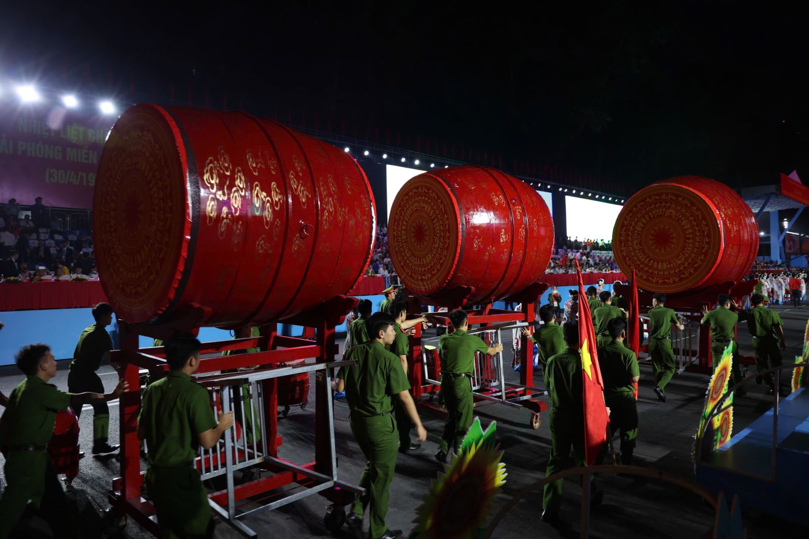 Dàn trống hội của Học viện Cảnh sát Nhân dân sẵn sàng vào ví trị tại khu vực sân khấu chính