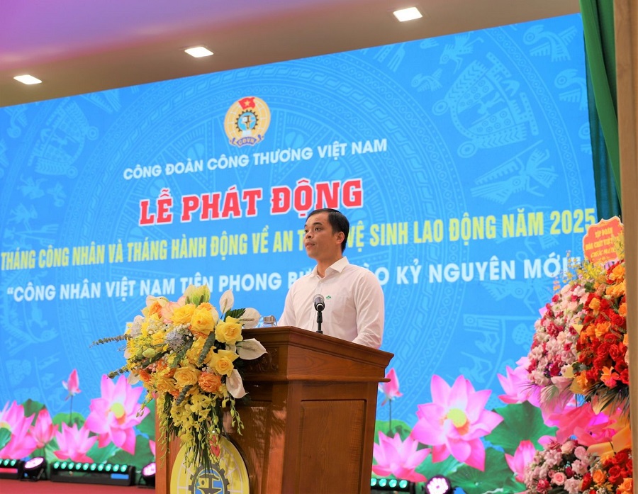 Anh Nguyễn Kiều Phong, công nhân Xí nghiệp NPK 3, Công ty CP Supe Phốt phát và Hoá chất Lâm Thao Anh Nguyễn Kiều Phong, công nhân Xí nghiệp NPK 3, Công ty CP Supe Phốt phát và Hoá chất Lâm Thao