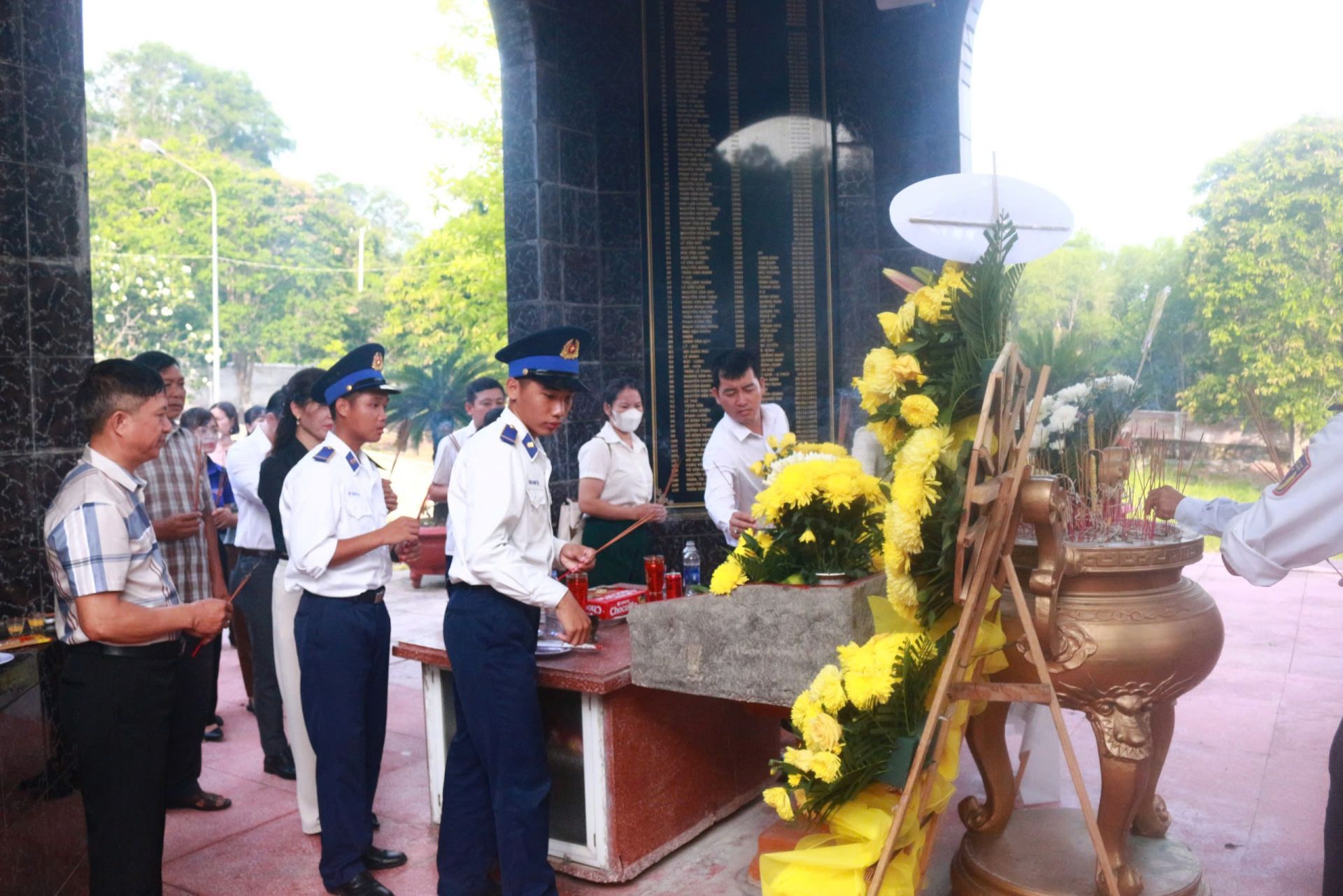 Cán bộ, chiến sĩ Hải đội 401 thắp hương tri ân các anh hùng, liệt sĩ tại Nhà tù Phú Quốc