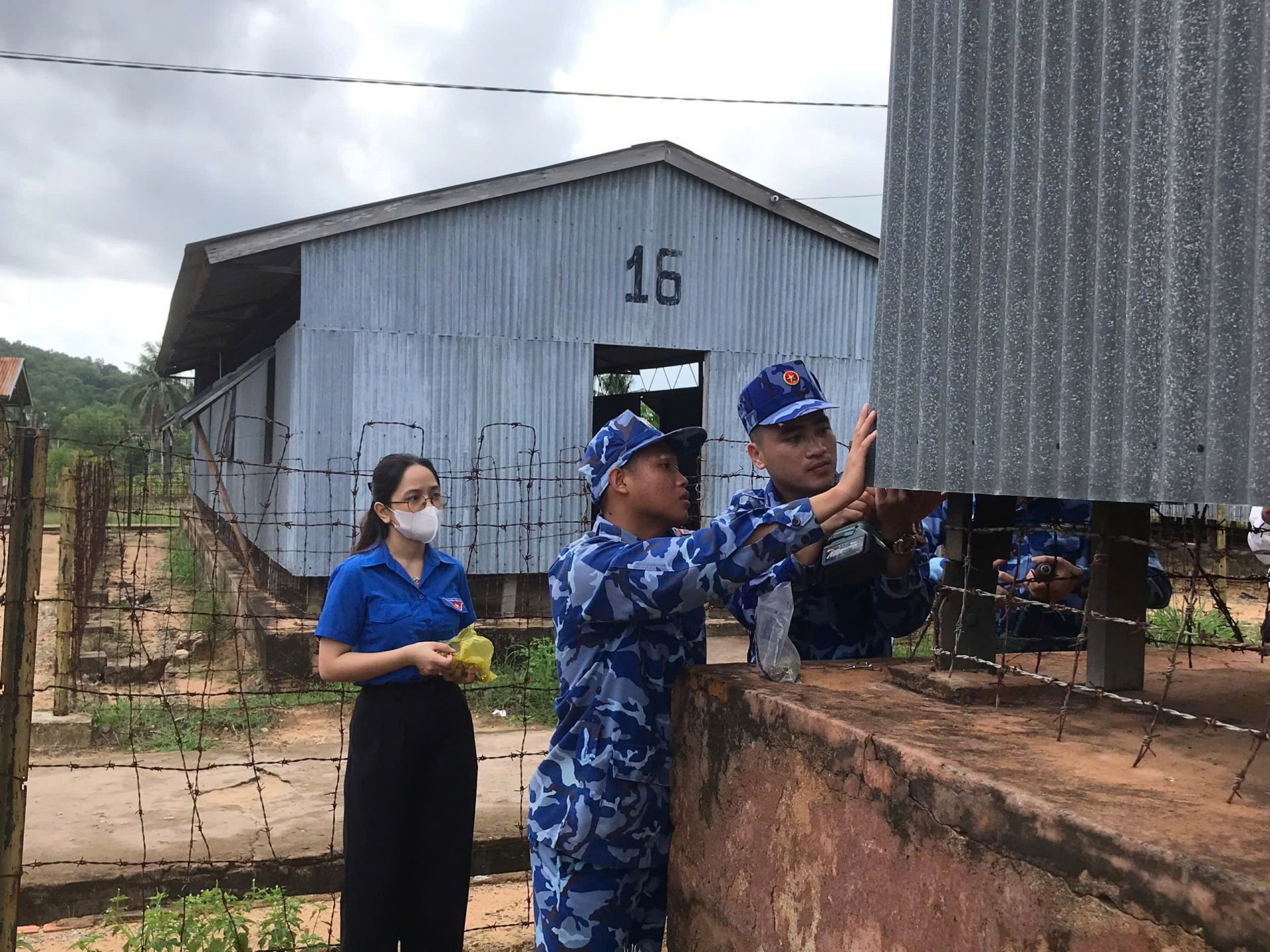 Cán bộ, chiến sĩ Hải đội 401 tổ chức củng cố, sửa chữa lại một số vị trí bị hư hỏng trong khuôn viên khu di tích nhà tù Phú Quốc.