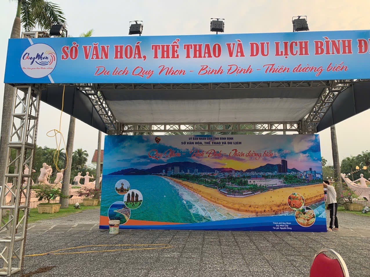 Khu vực trung t&acirc;m gian h&agrave;ng &ldquo;Du lịch Quy Nhơn &ndash; B&igrave;nh Định: Thi&ecirc;n đường biển&rdquo;. Ảnh: Trung Th&agrave;nh