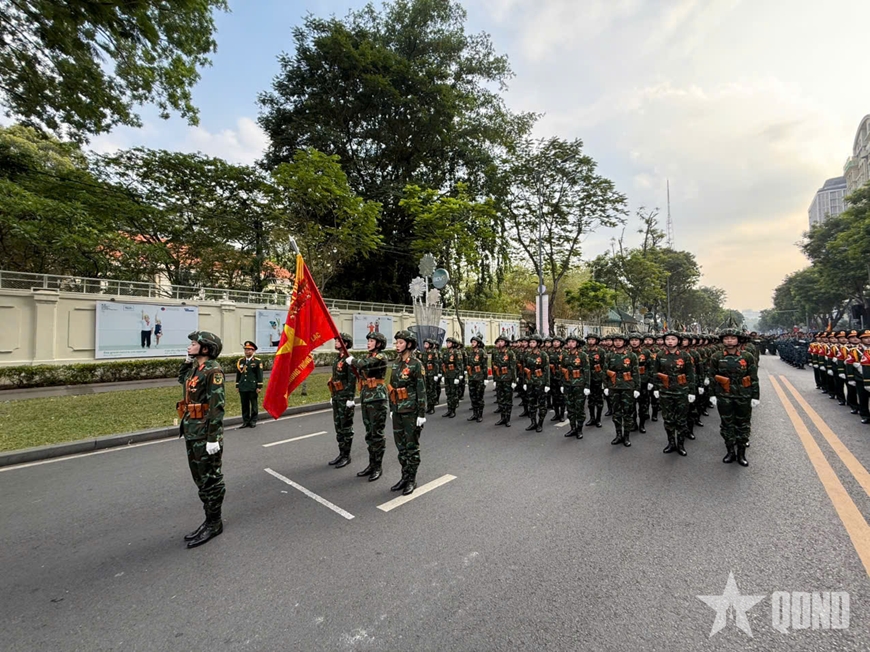 Các khối diễu binh, diễu hành đã vào sẵn vị trí