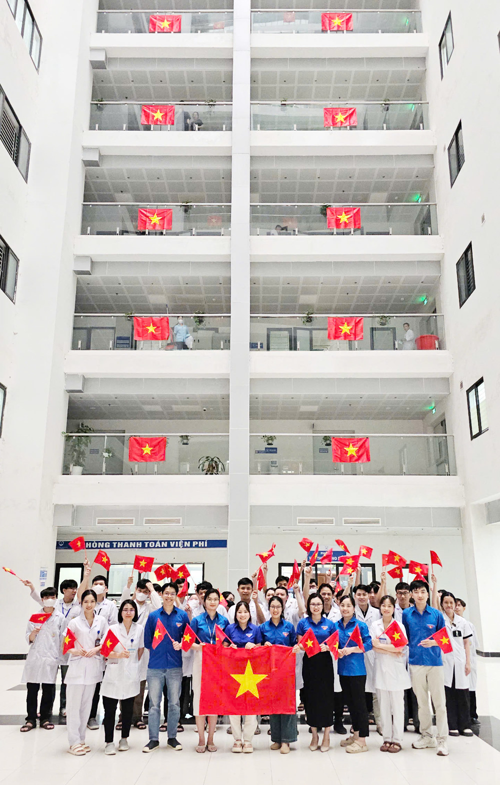 Các y sĩ, bác sĩ Bệnh viện Đa khoa tỉnh kỷ niệm Ngày Giải phóng miền Nam, thống nhất đất nước. Hàng trăm lá cờ đỏ sao vàng được treo tại các khoa, phòng, khuôn viên bệnh viện.