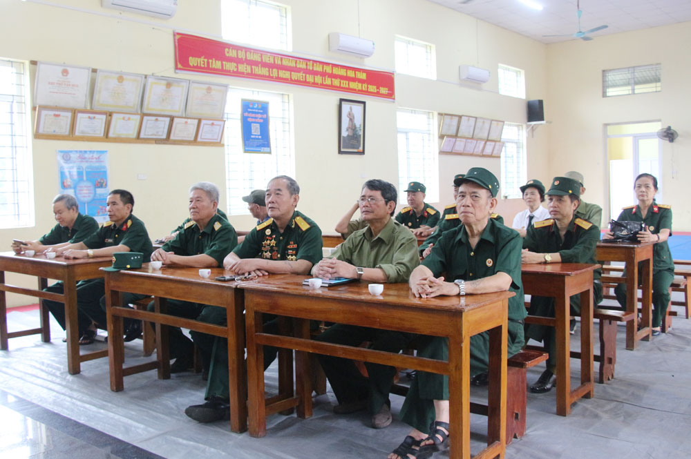 Các cựu chiến binh tổ dân phố Hoàng Hoa Thám, phường Trần Phú (thành phố Bắc Giang) xem Lễ kỷ niệm được truyền hình trực tiếp tại Nhà văn hóa tổ dân phố.