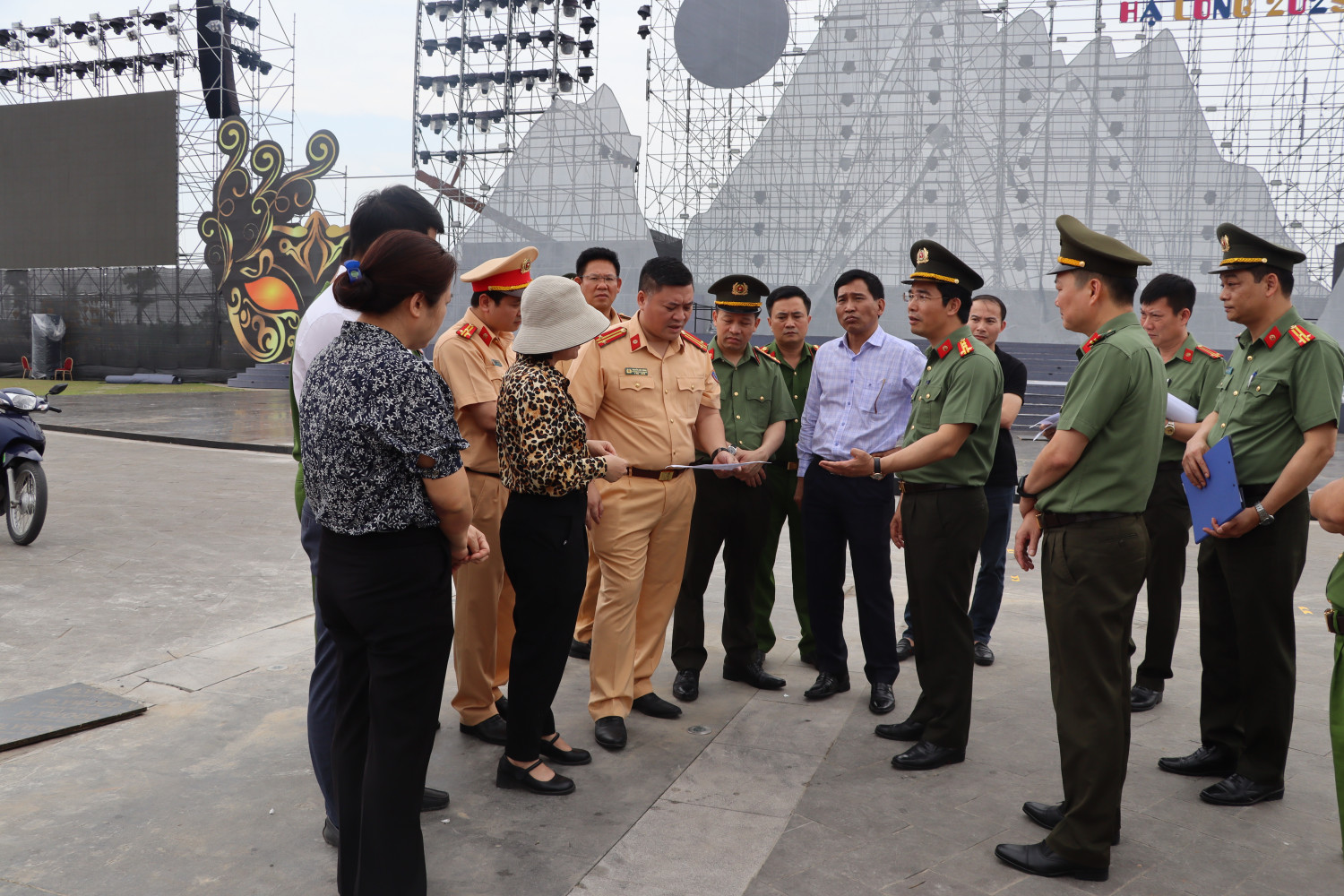 Giám đốc Công an tỉnh Quảng Ninh kiểm tra phương án đảm bảo an ninh trật tự, trật tự an toàn giao thông lễ hội Carnaval Hạ Long 2025.