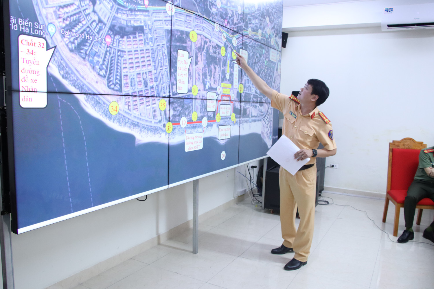 Thượng tá Nguyễn Thành Hưng - Trưởng phòng Cảnh sát giao thông trình bày phương án phân luồng giao thông.