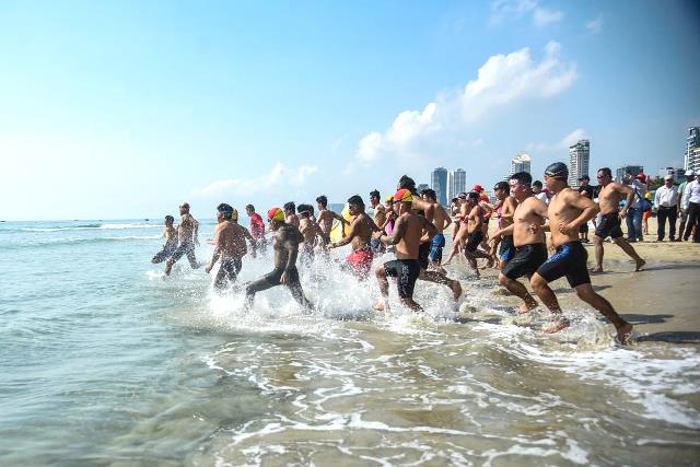 Người dân, du khách hào hứng tham gia các hoạt động thể thao biển Người dân, du khách hào hứng tham gia các hoạt động thể thao biển