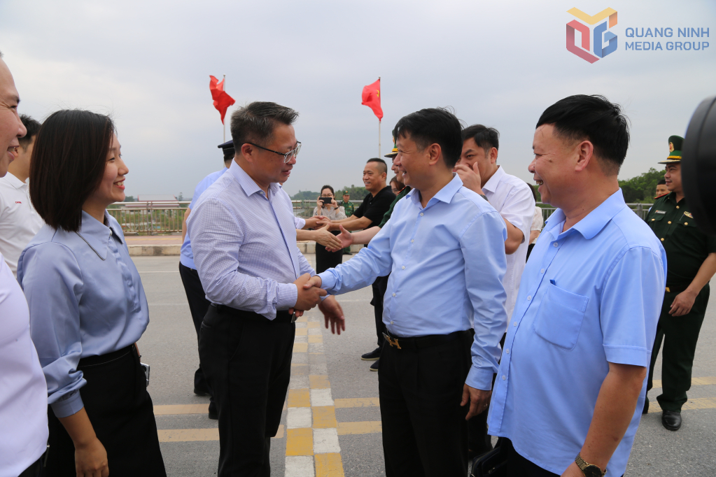 Lãnh đạo TP Móng Cái (Việt Nam) đón đoàn công tác của TP Đông Hưng (Trung Quốc) tại lối thông quan cầu Bắc Luân II. Lãnh đạo TP Móng Cái (Việt Nam) đón đoàn công tác của TP Đông Hưng (Trung Quốc) tại lối thông quan cầu Bắc Luân II.