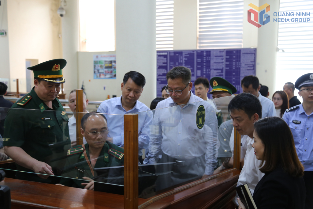 Đoàn công tác của TP Đông Hưng khảo sát hoạt động XNC tại Cửa khẩu Quốc tế Móng Cái, khu vực lối thông quan cầu Bắc Luân I. Đoàn công tác của TP Đông Hưng khảo sát hoạt động XNC tại Cửa khẩu Quốc tế Móng Cái, khu vực lối thông quan cầu Bắc Luân I.