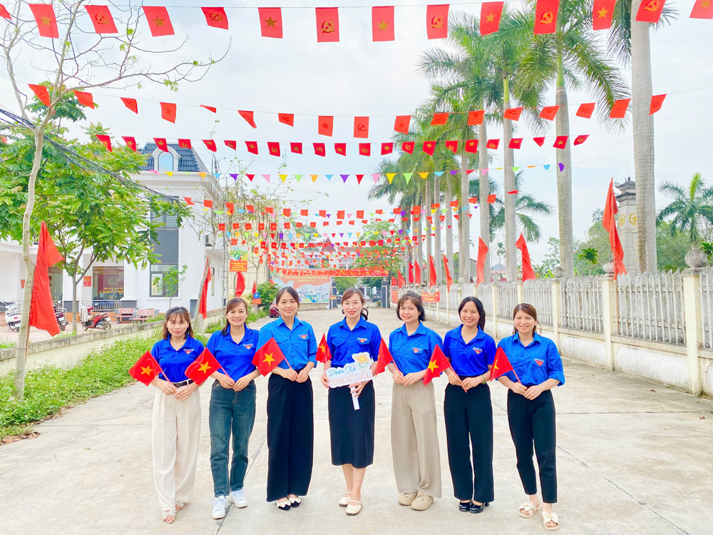 Đoàn viên thanh niên xã Đoan Bái (Hiệp Hòa) ra mắt công trình thanh niên “Đường cờ Tổ quốc” tại trung tâm xã với hàng trăm lá cờ Đảng, cờ Tổ quốc tạo điểm nhấn, khơi dậy tinh thần đoàn kết chung sức xây dựng nông thôn mới. Dịp này, tuổi trẻ xã Đoan Bái tổ chức lao động làm đẹp nghĩa trang liệt sĩ, tặng quà người có công thể hiện đạo lý 