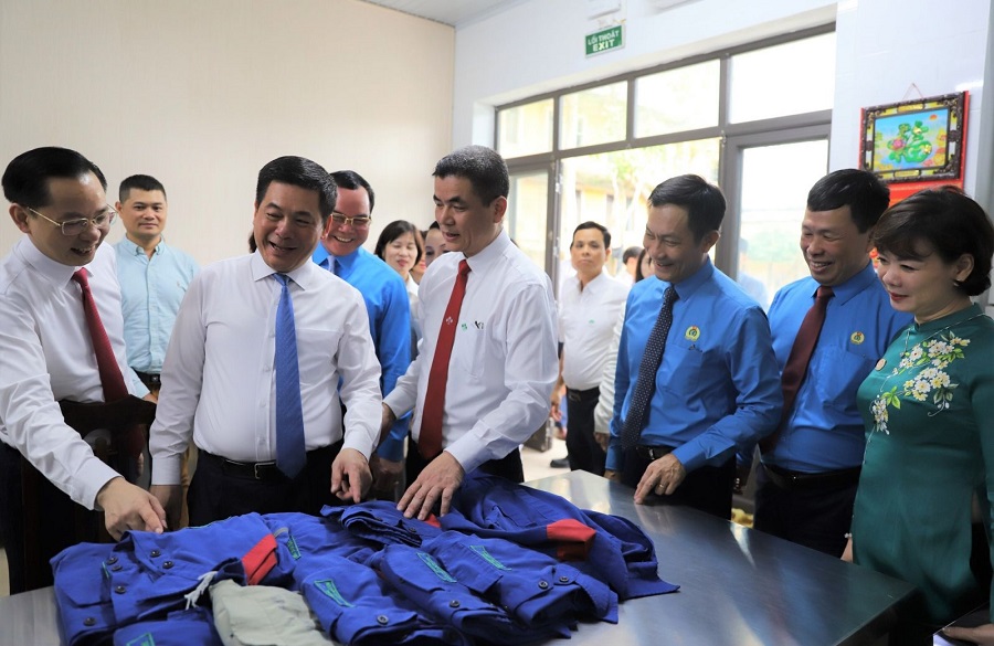 Tại phòng giặt quần áo bảo hộ cho người lao động Supe Lâm Thao Tại phòng giặt quần áo bảo hộ cho người lao động Supe Lâm Thao