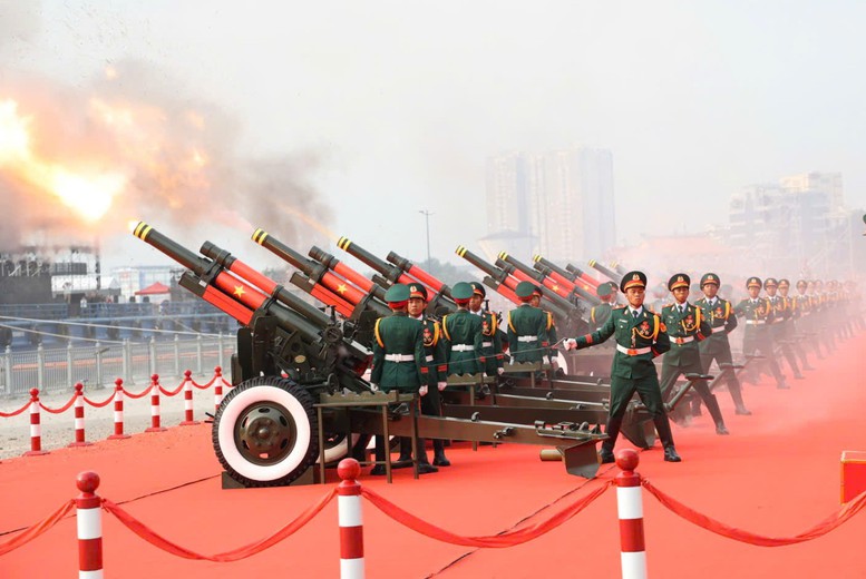 Đại bác khai hỏa trong không khí trang nghiêm, hào hùng mở đầu lễ kỷ niệm - Ảnh: VGP/Lê Anh Đại bác khai hỏa trong không khí trang nghiêm, hào hùng mở đầu lễ kỷ niệm - Ảnh: VGP/Lê Anh