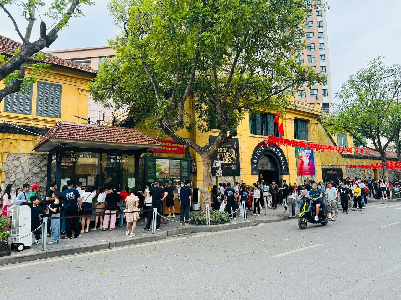 Đông đảo người dân và du khách xếp hàng vào tham quan di tích Nhà tù Hoả Lò trong sáng 30/4. Ảnh: Hoàng Lân