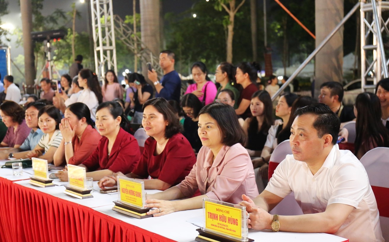 Phó Bí thư Thường trực Tỉnh uỷ, Chủ tịch HĐND tỉnh Nguyễn Hương Giang (thứ 2 từ phải qua); Phó Chủ tịch Thường trực HĐND tỉnh Trần Thị Hằng (thứ 3 từ phải qua); Chủ tịch Uỷ ban MTTQ tỉnh Nguyễn Thị Hà (thứ 4 từ phải qua) dự và thưởng thức chương trình. 5