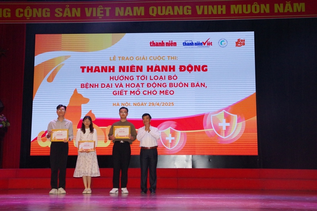 Nhà báo Đỗ Quang Huỳnh, Phó Tổng biên tập Tạp chí Thanh niên trao giải Ba tới các thí sinh Nhà báo Đỗ Quang Huỳnh, Phó Tổng biên tập Tạp chí Thanh niên trao giải Ba tới các thí sinh