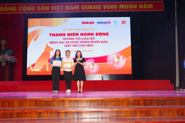 Bà Bùi Thị Duyên, Giám đốc Chương trình Truyền thông thay đổi hành hướng tới phát triển bền vững Việt Nam trao giải Nhì tới các thí sinh Bà Bùi Thị Duyên, Giám đốc Chương trình Truyền thông thay đổi hành hướng tới phát triển bền vững Việt Nam trao giải Nhì tới các thí sinh