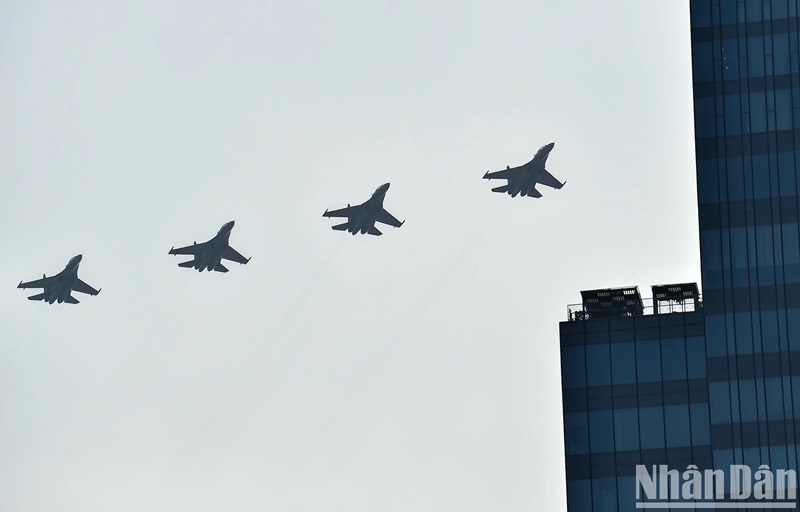 Tiêm kích trình diễn bay đội hình trên bầu trời Thành phố Hồ Chí Minh