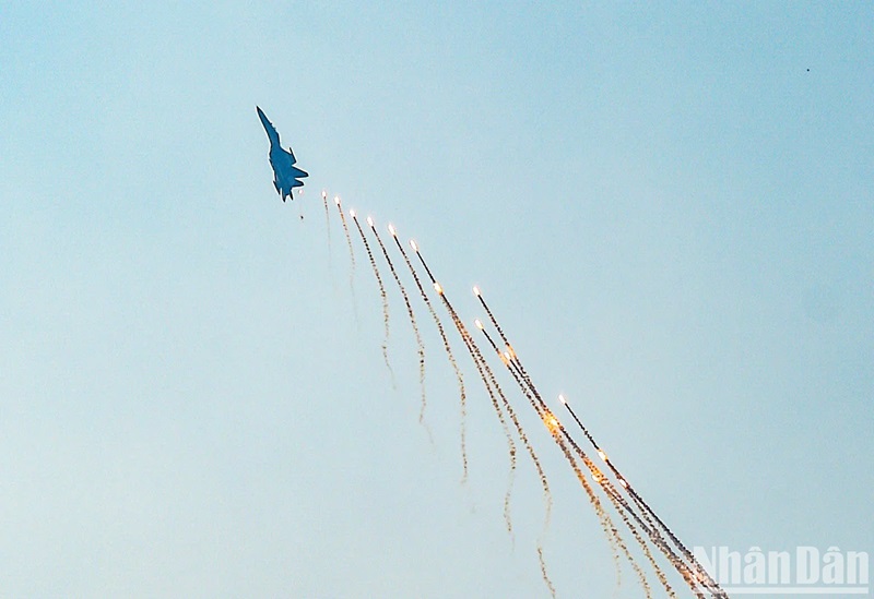 Su-30MK2 thả bẫy nhiệt trên bầu trời