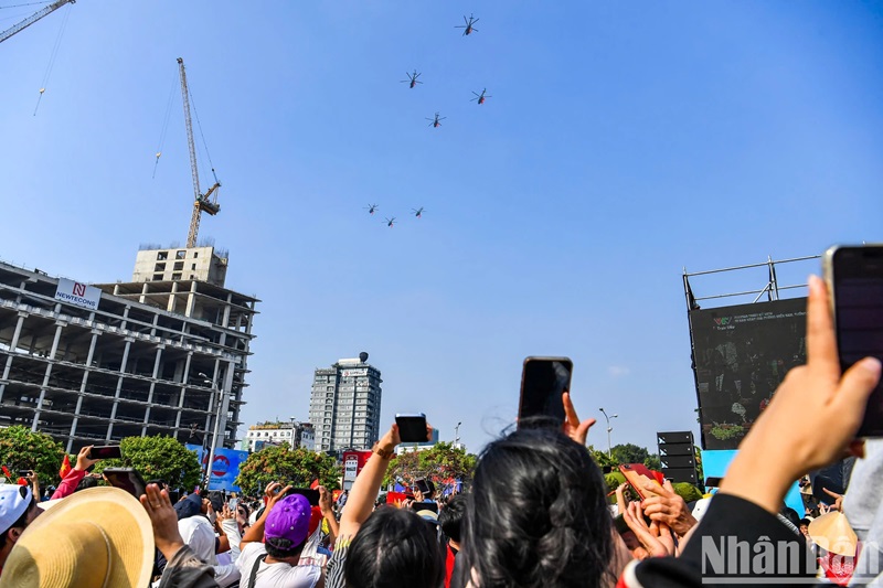 Người dân háo hức ghi lại khoảnh khắc ấn tượng trên bầu trời Thành phố Hồ Chí Minh nhân ngày đại lễ