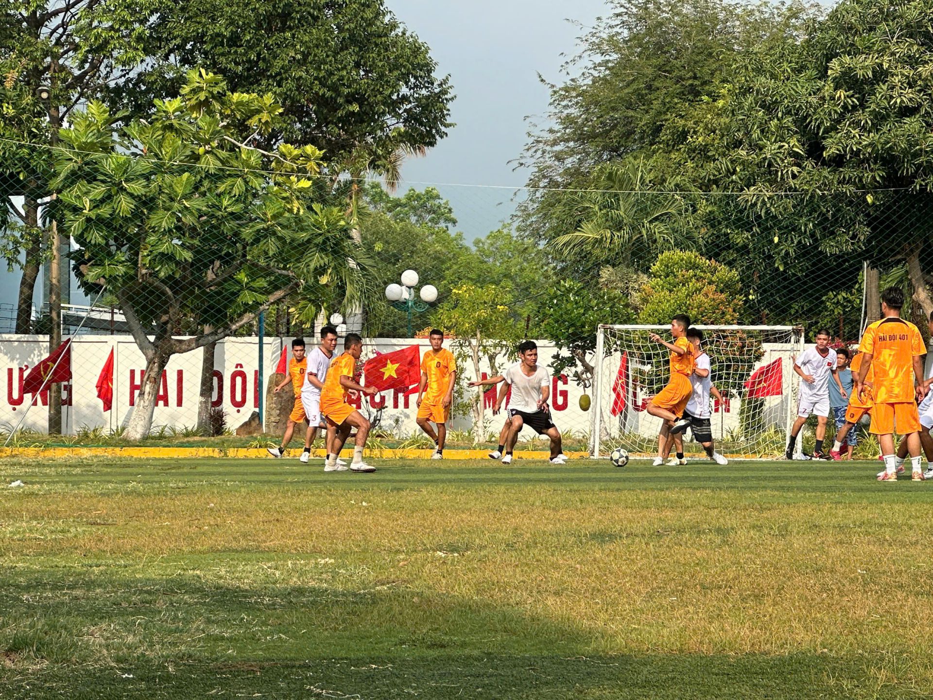 Hải đội 401 tổ chức giao lưu bóng đá với các đơn vị kết nghĩa trên địa bàn đóng quân.