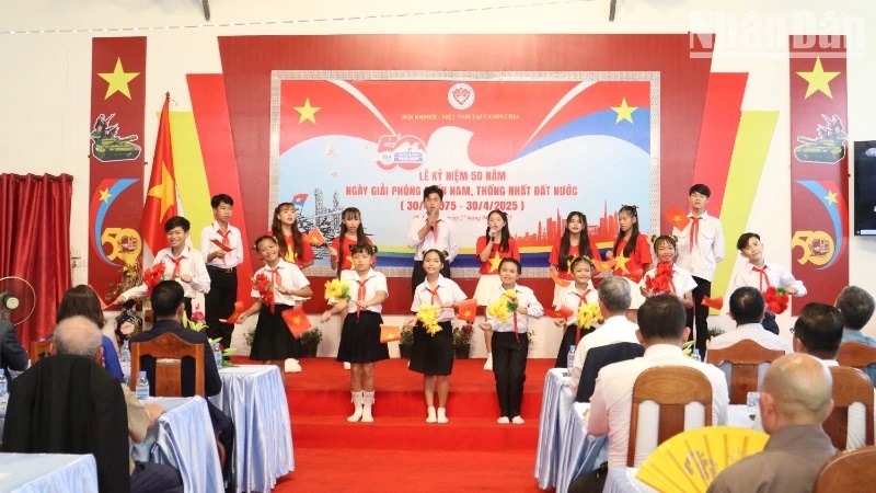 Các em học sinh Trường Tiểu học Hữu nghị Khmer-Việt Nam Tân Tiến biểu diễn văn nghệ tại Lễ kỷ niệm 50 năm Ngày Giải phóng miền nam, thống nhất đất nước (30/4/1975-30/4/2025) được tổ chức tại Phnom Penh, Campuchia
