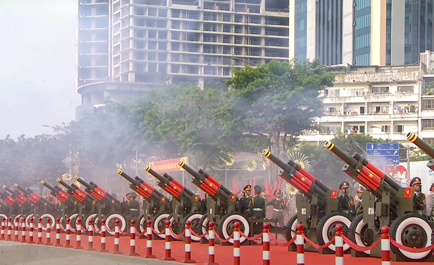 Pháo lễ rền vang trên nền Quốc thiều nước Cộng hòa xã hội chủ nghĩa Việt Nam.