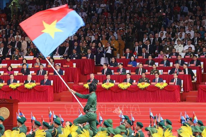 Tiết mục văn nghệ “Giải phóng miền Nam - Đất nước trọn niềm vui - Màu hoa đỏ”. Tiết mục văn nghệ “Giải phóng miền Nam - Đất nước trọn niềm vui - Màu hoa đỏ”.