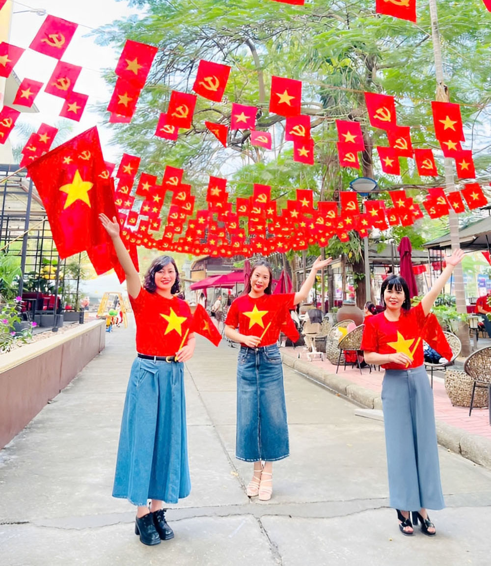 Người dân mừng ngày đại lễ của dân tộc.