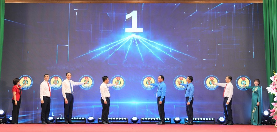 Các đại biểu thực hiện nghi thức Phát động Tháng Công nhân và hưởng ứng Tháng hành động về An toàn, vệ sinh lao động năm 2025 Các đại biểu thực hiện nghi thức Phát động Tháng Công nhân và hưởng ứng Tháng hành động về An toàn, vệ sinh lao động năm 2025